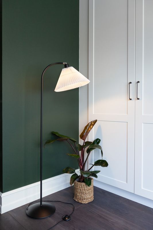 Halo Design MEDINA Floor Golvlampa Vit, Svart 135 cm