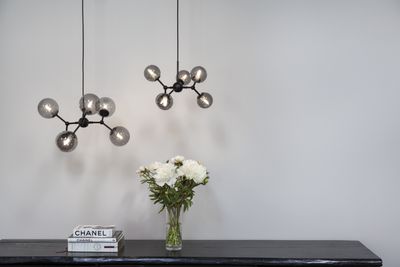 Halo Design ATOM LARGE Pendellampa Svart, Rök Ø57 cm