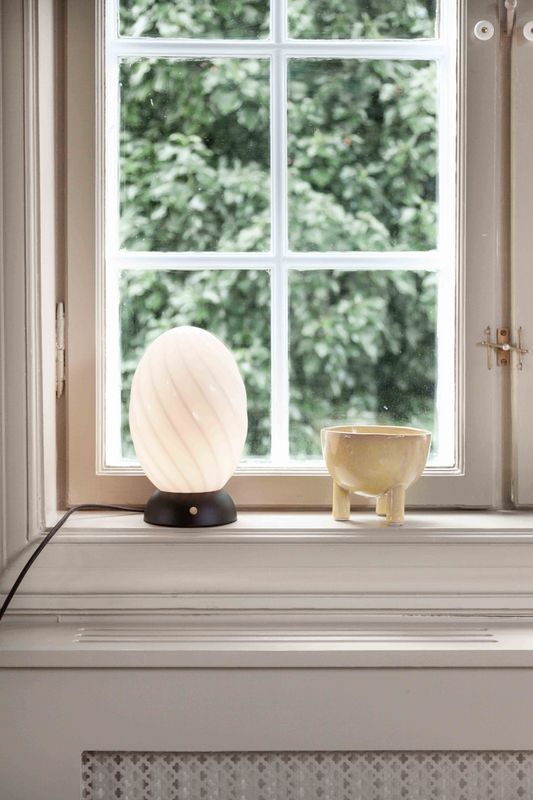 Halo Design Twist Oval Bordslampa Opal, Svart 22 cm