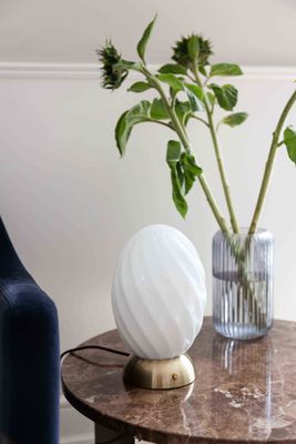 Halo Design Twist Oval Bordslampa Opal, Mässing 22 cm