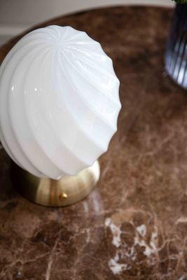 Halo Design Twist Oval Bordslampa Opal, Mässing 22 cm