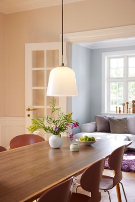 Halo Design Room 49 pendent Pendellampa Antik mässing, Opal Ø30 cm