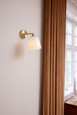 Halo Design Room 49 Wall Vägglampa Antik mässing, Opal 22 cm