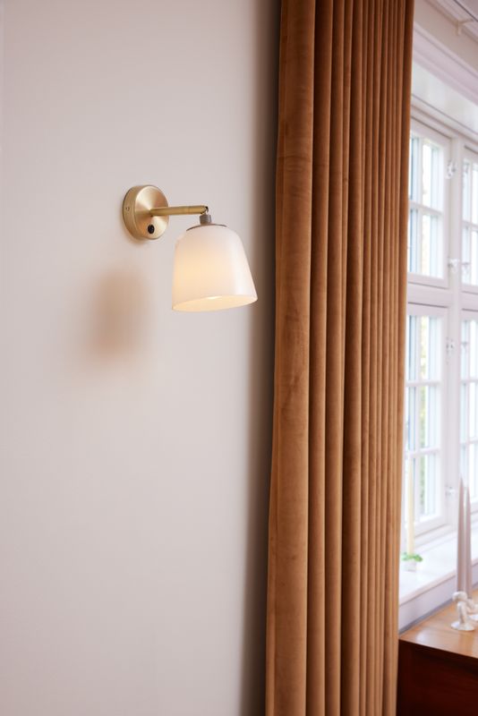 Halo Design Room 49 Wall Vägglampa Antik mässing, Opal 22 cm