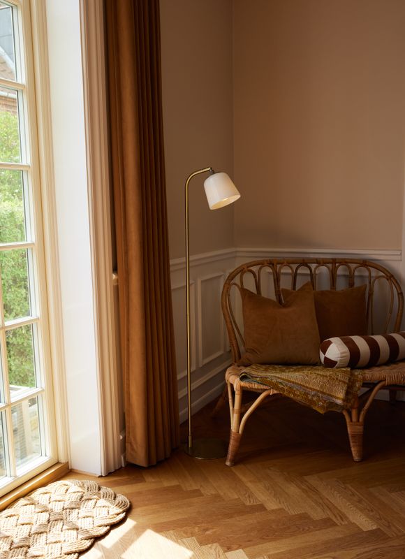 Halo Design Room 49 floor Golvlampa Antik mässing, Opal 135 cm