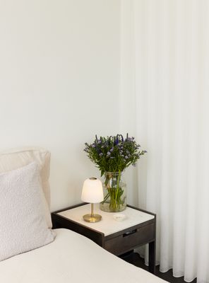 Halo Design Room 49 Portable Portable Bordslampa Antik mässing, Opal 28 cm