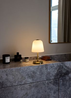 Halo Design Room 49 Portable Portable Bordslampa Antik mässing, Opal 28 cm