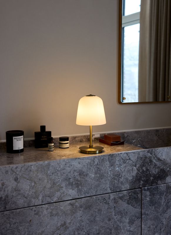 Halo Design Room 49 Portable Portable Bordslampa Antik mässing, Opal 28 cm