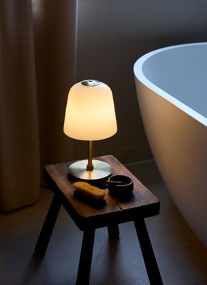 Halo Design Room 49 Portable Portable Bordslampa Antik mässing, Opal 28 cm