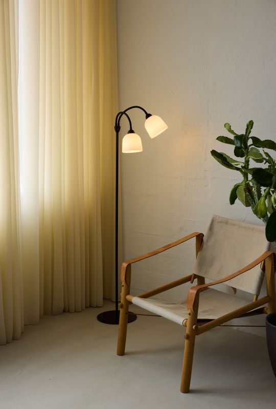 Halo Design Glow Floor Golvlampa Opalic, Svart 130 cm