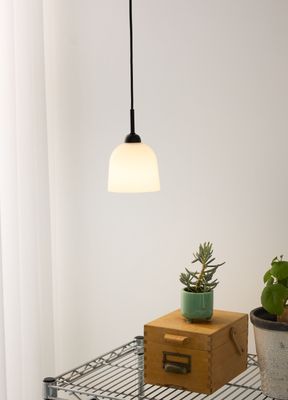 Halo Design Glow pendant Pendellampa Opalic, Svart Ø12 cm