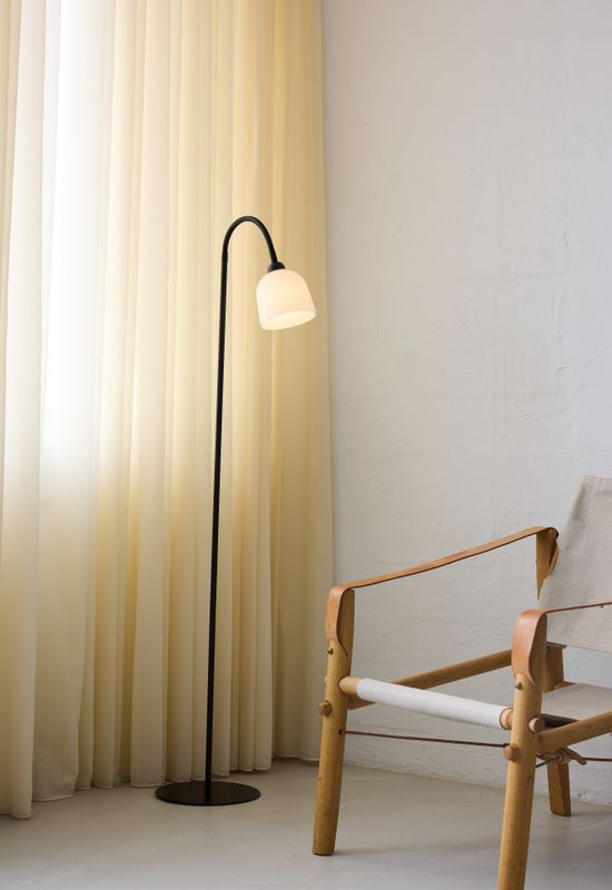 Halo Design Glow Floor Golvlampa Opalic, Svart 130 cm