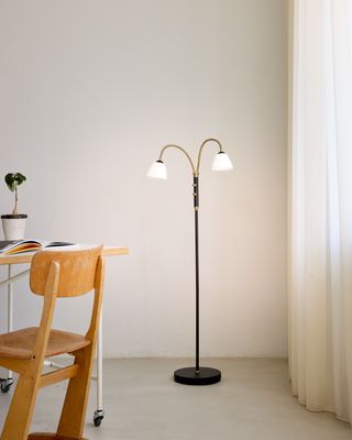 Halo Design Lucid LED Golvlampa Blacm, Opal Antique Brass 140 cm