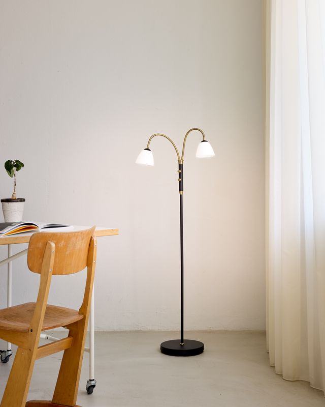 Halo Design Lucid LED Golvlampa Blacm, Opal Antique Brass 140 cm