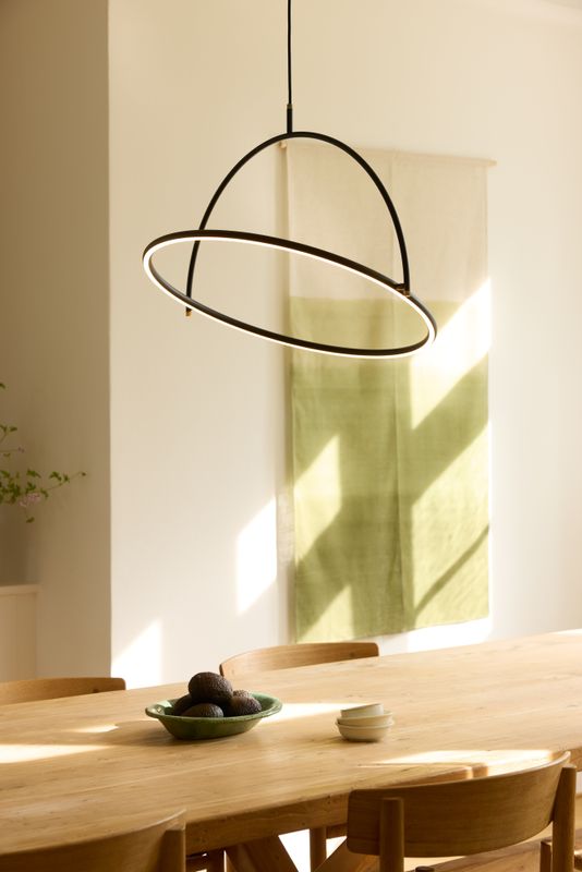 Halo Design Tilt chandelier Pendellampa Svart Ø60 cm