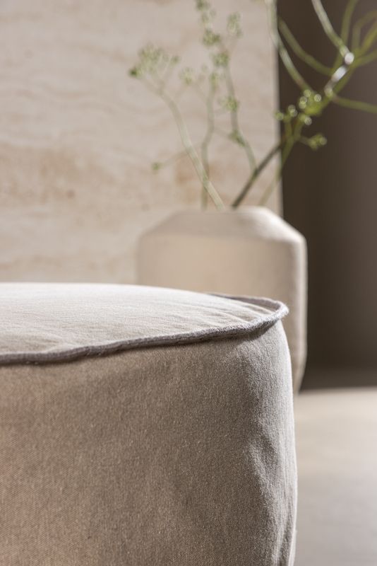 Elegant Vindö Ottoman – Stil och Funktionalitet