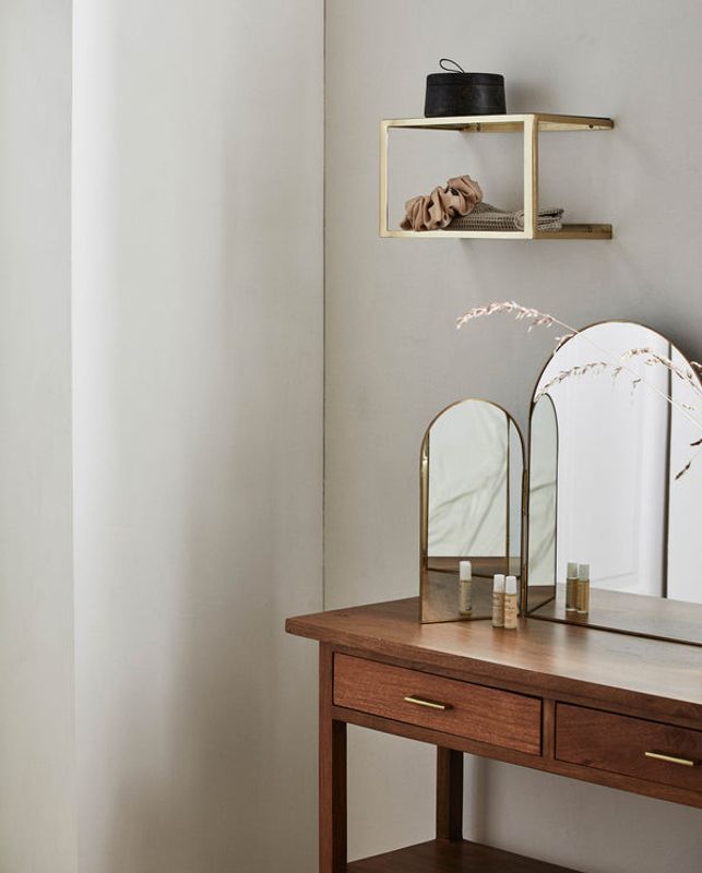 Nordal NERA hylla med glas och gyllene yta