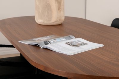 Venture Home Tvist & Bianca Matstolar 4-pack Svart + Ovalt Matbord 200 x 90 Valnöt