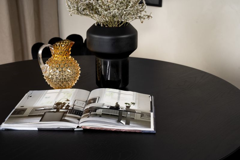 Venture Home Limhamn & Dipp 4 st Matstolar Svart + Runt Matbord ⌀115 Svart