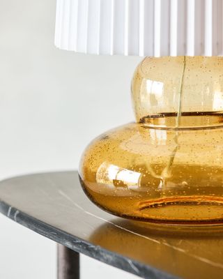 House Doctor Ribe Bordslampa med Amber Bas