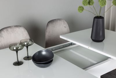 Venture Home Pluto & Eva Rektangulärt Matbord 120 x 90 Vit + 4 st Matstolar Ljusgrå