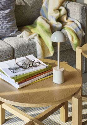 Hübsch Taten Bärbar bordslampa Sand