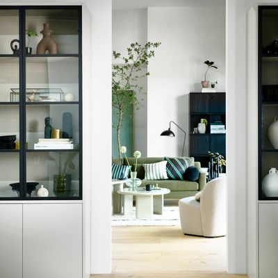 400478-M_375153-HON_377145-MSG-05_SF_VT_Basic_4drs_vitrinekast_Lofty_fauteuil_boucle_Hang_out_4zit_bank_warm_groen_VIERKANT