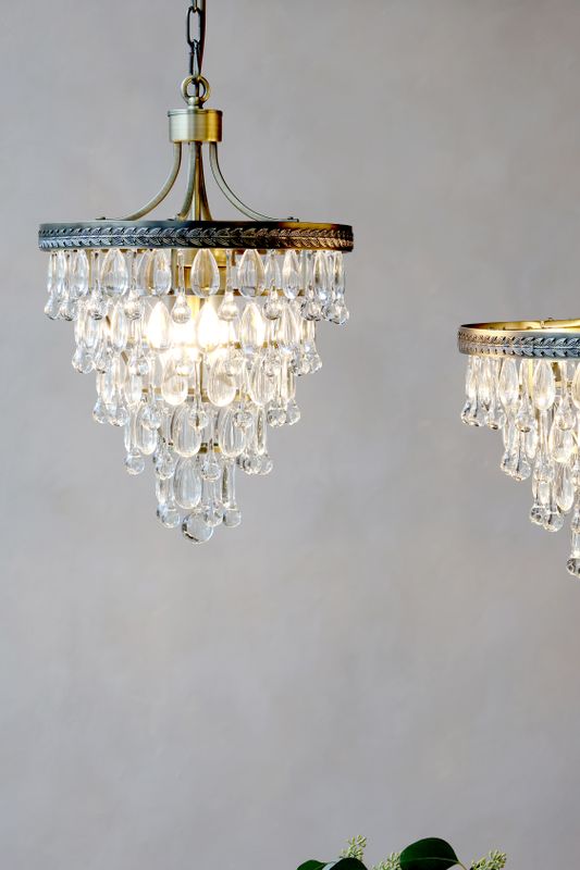 Chiq Antique Versailles Ljuskrona med droppformade glasprismor