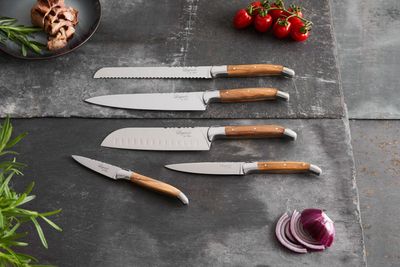 Laguiole By Hâws knivset med 5 knivar: brödkniv, kockkniv, örtkniv, santokukniv och grönsakskniv, handtag i olivträ