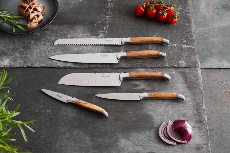 Laguiole By Hâws knivset med 5 knivar: brödkniv, kockkniv, örtkniv, santokukniv och grönsakskniv, handtag i olivträ