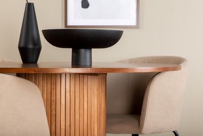 Venture Home Berit & Bianca 4 st Matstolar Beige + Runt Matbord ⌀110 Valnöt