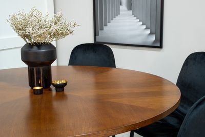 Venture Home Copenhagen & Polar Runt Matbord ⌀140 Brun + 6 st Matstolar Svart