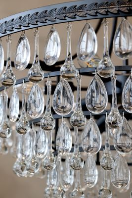 Chiq Antique Versailles Ljuskrona med droppformade glasprismor