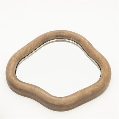 By Boo Akiro Brun Spegelset