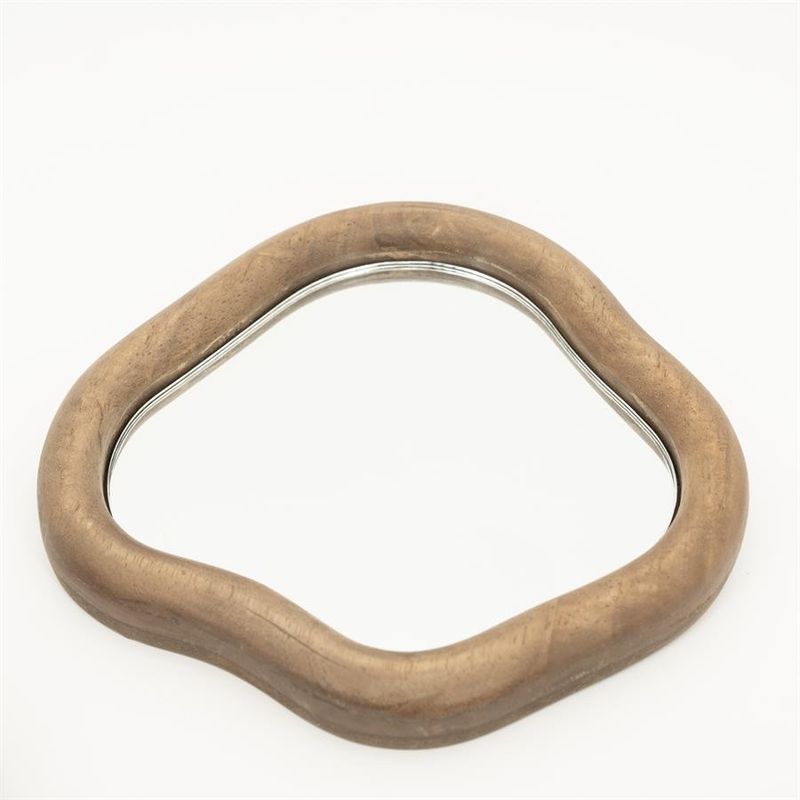 By Boo Akiro Brun Spegelset