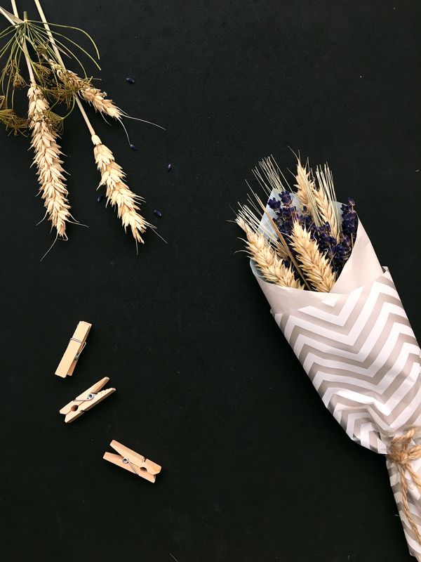 Venture Home Flowers on table Poster Svart