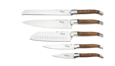 Laguiole By Hâws knivset med 5 knivar: brödkniv, kockkniv, örtkniv, santokukniv och grönsakskniv, handtag i olivträ