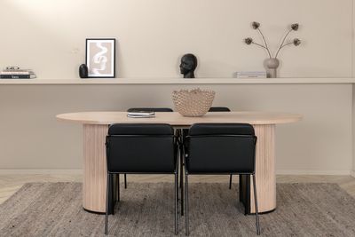 Venture Home Tvist & Bianca Matstolar 4-pack Svart + Ovala Matbord 200 x 90 Vitputsad