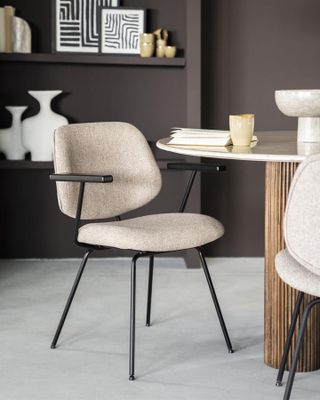 Eleonora Stol Lynn med Armstöd - Beige Fletcher