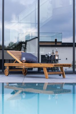 Venture Home Luzon Solstol