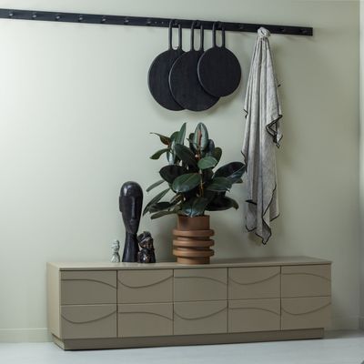 WOOOD TEO TV-bänk i FSC-certifierad furu, lerfärgad