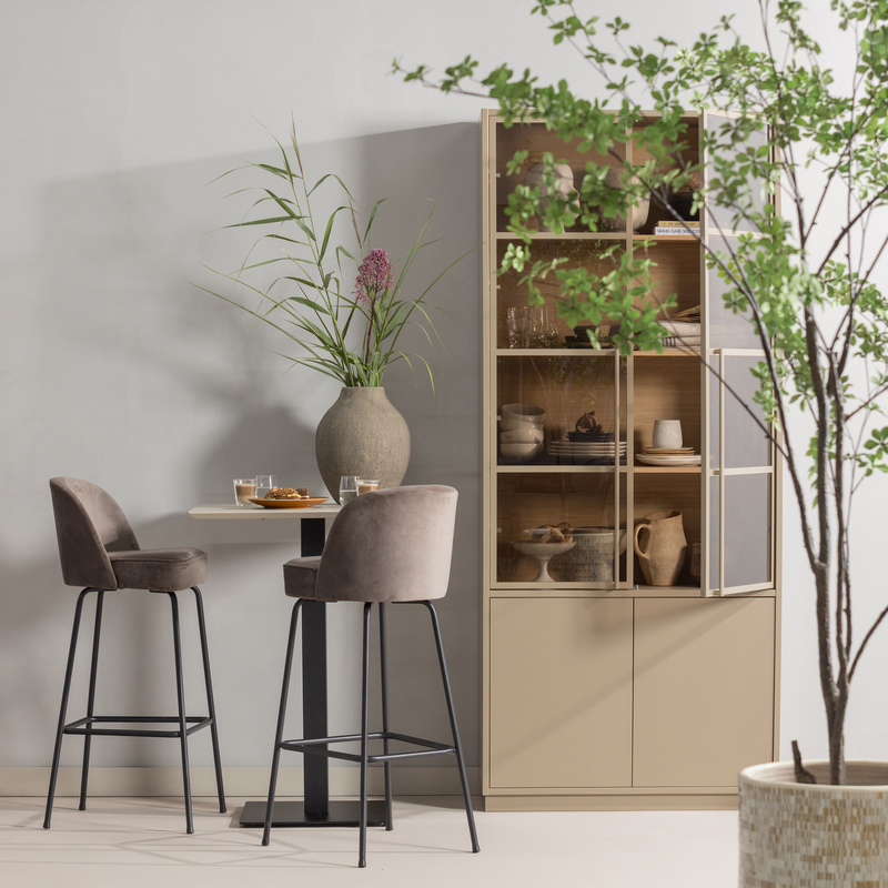 WOOOD Casa Vitrinskåp i Furu Mud [FSC]