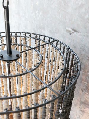 Chiq Antique Ljuskrona med träpärlor