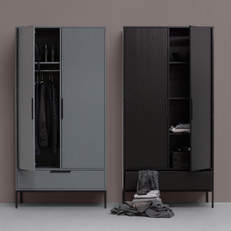 WOOOD Adam 2-dörrars Skåp i Svart Furu