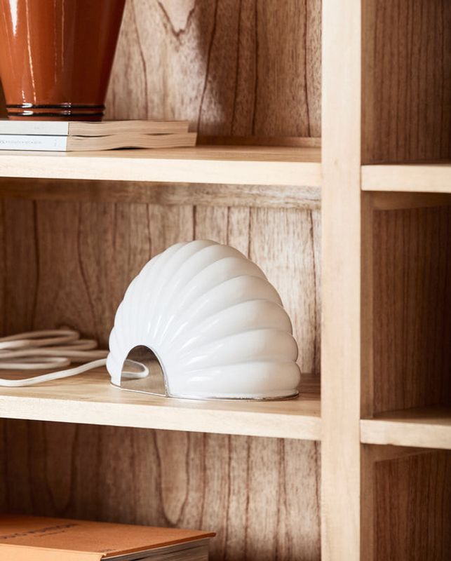 Nordal CHIA bordslampa med kromdetalj - vit