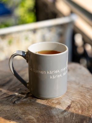 Design House Stockholm Astrid  Lindgren Grå mugg "Ge barnen kärlek" Nr. 1