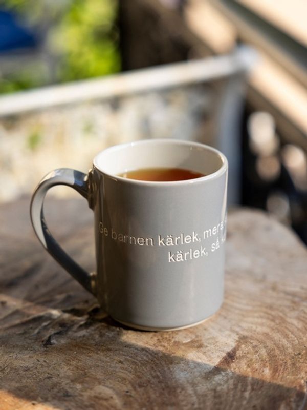 Design House Stockholm Astrid  Lindgren Grå mugg "Ge barnen kärlek" Nr. 1