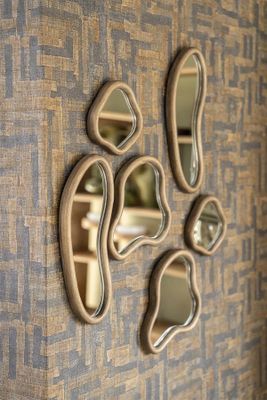 By Boo Akiro Brun Spegelset