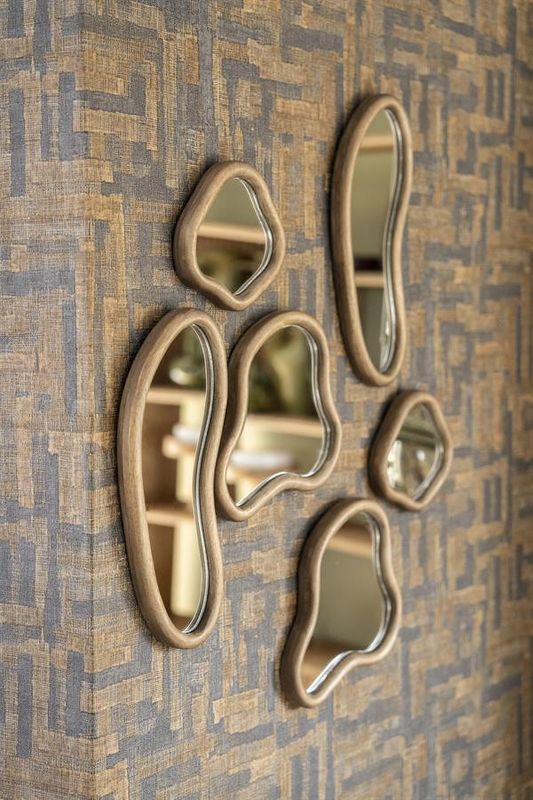 By Boo Akiro Brun Spegelset