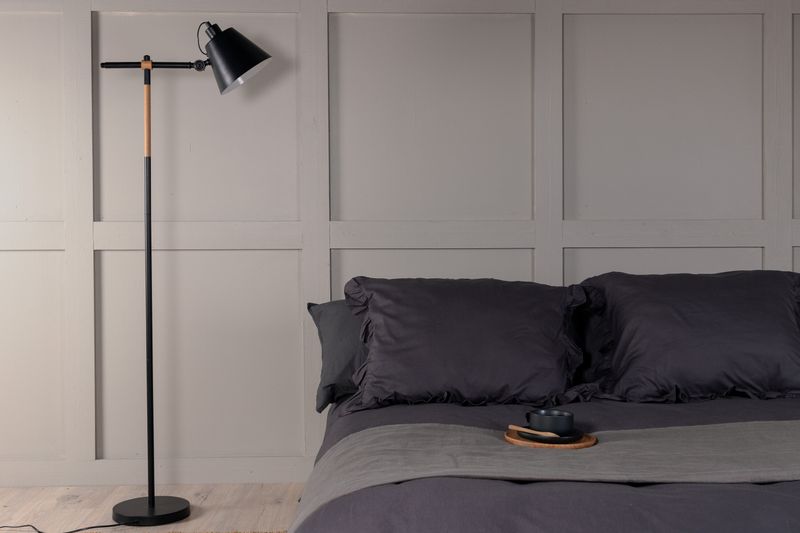 Venture Home Skott Belysning – Svart Lampa med Trädetaljer